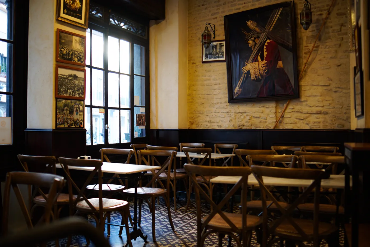 Interior cálido de La Esquina, con mesas de madera e iluminación tenue
