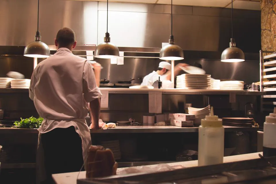 Chef de La Esquina cocinando en la parrilla