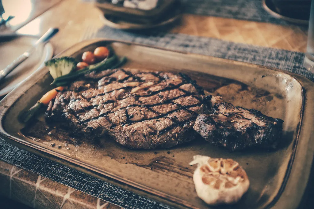 Bife de chorizo a la parrilla con papas rústicas