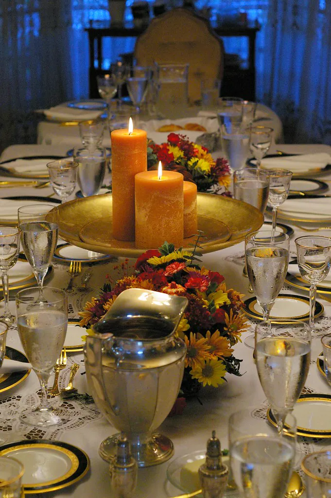 Mesa servida con copas de vino a la luz de las velas