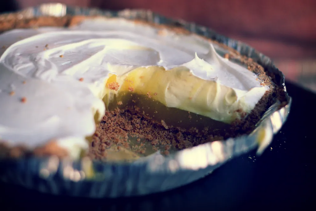 Postre de chocolate servido en plato de cerámica