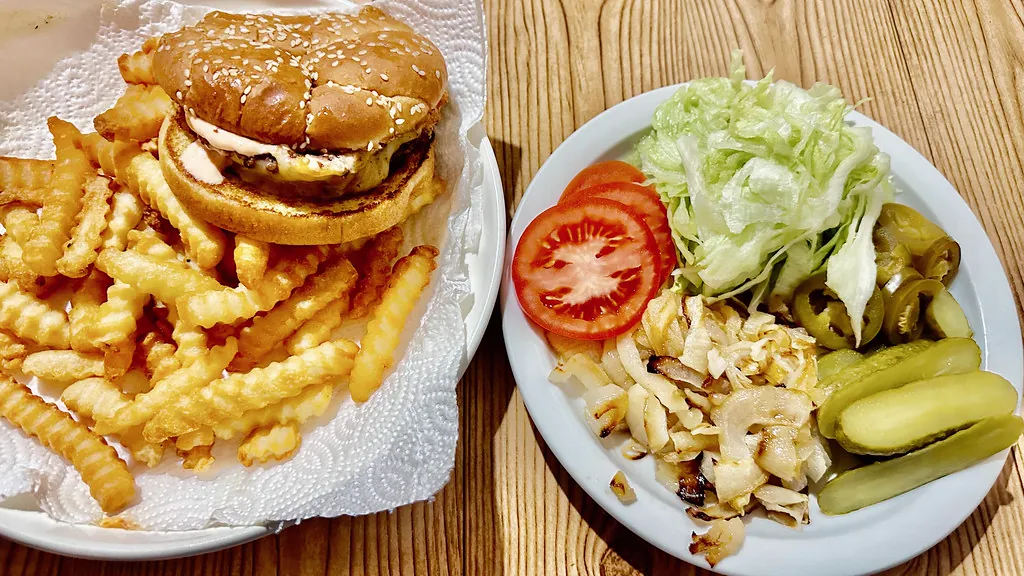 Hamburguesa con queso azul y rúcula