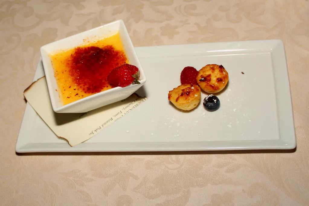 Crème brûlée con costra de azúcar caramelizada